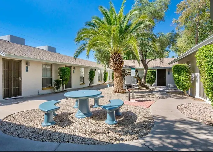 Apartment Cozy W Pool And Free Parking At *