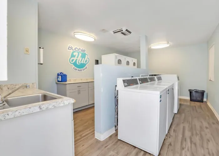 Cozy W Pool And Free Parking At Apartment