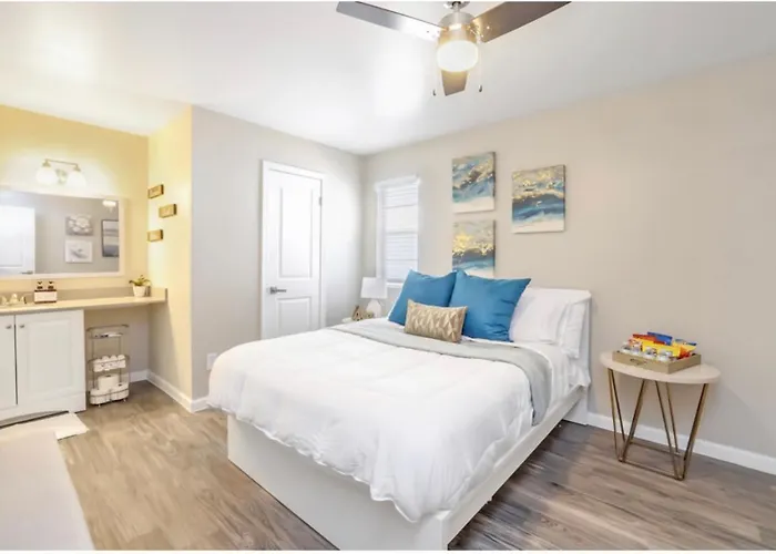 Apartment Cozy W Pool And Free Parking At