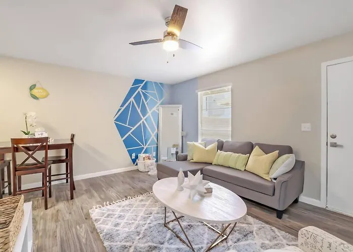 Cozy W Pool And Free Parking At Apartment