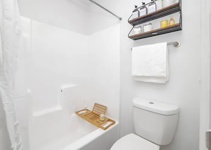 Cozy W Pool And Free Parking At