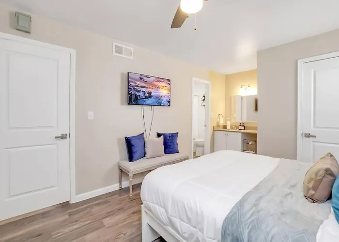 Apartment Cozy W Pool And Free Parking At *