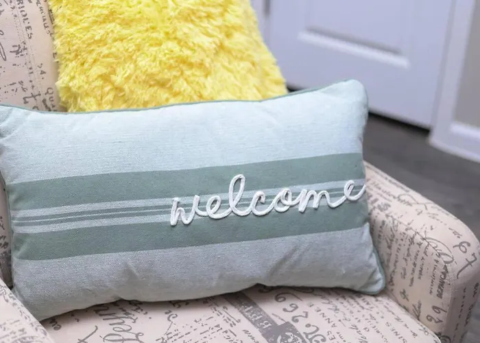 Cozy W Pool And Free Parking At