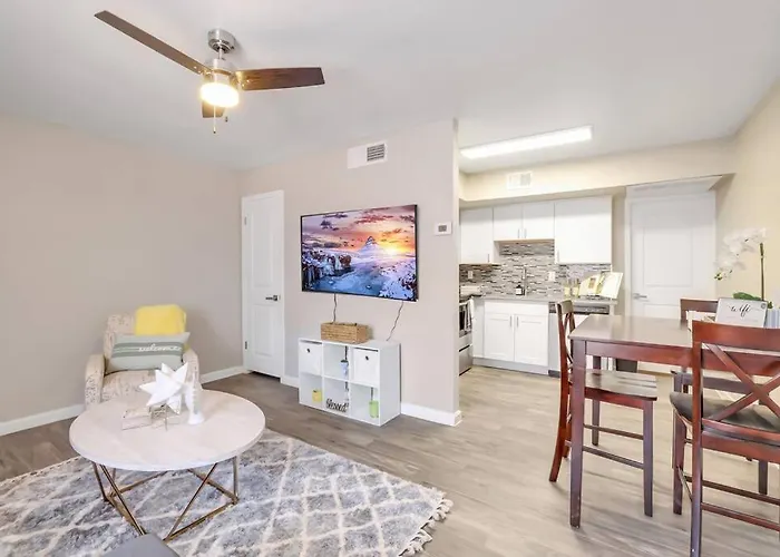 Cozy W Pool And Free Parking At